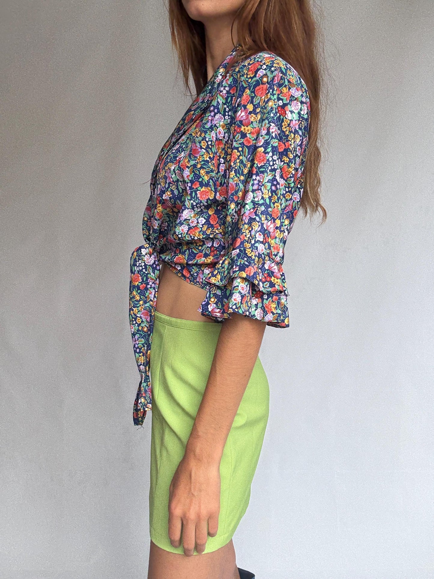 Vintage floral blouse in 100% viscose – cropped tie front top with flared sleeves – summer cottagecore style – vibrant multicolor print