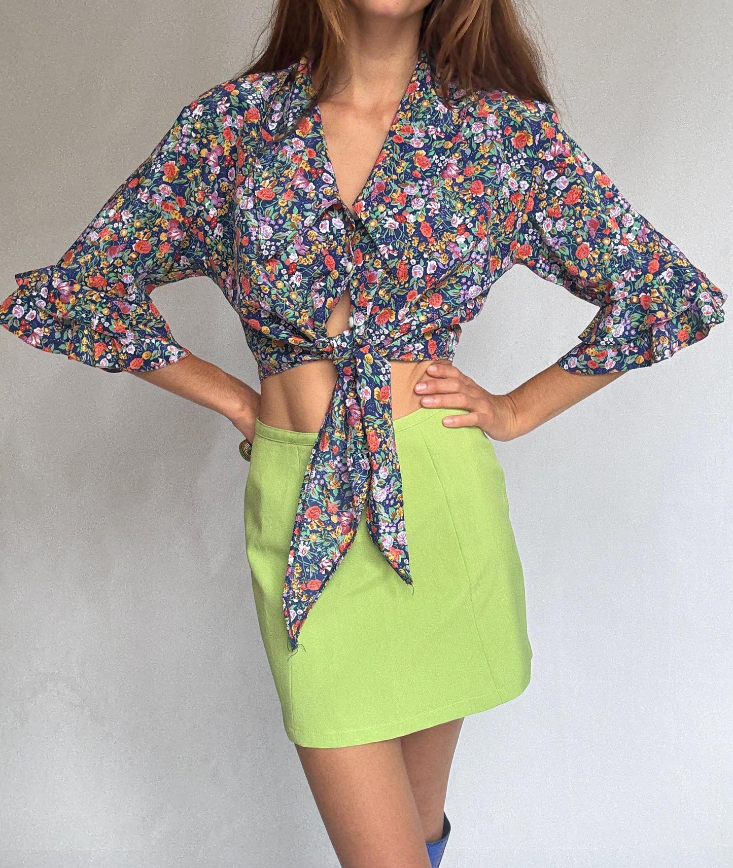 Vintage floral blouse in 100% viscose – cropped tie front top with flared sleeves – summer cottagecore style – vibrant multicolor print