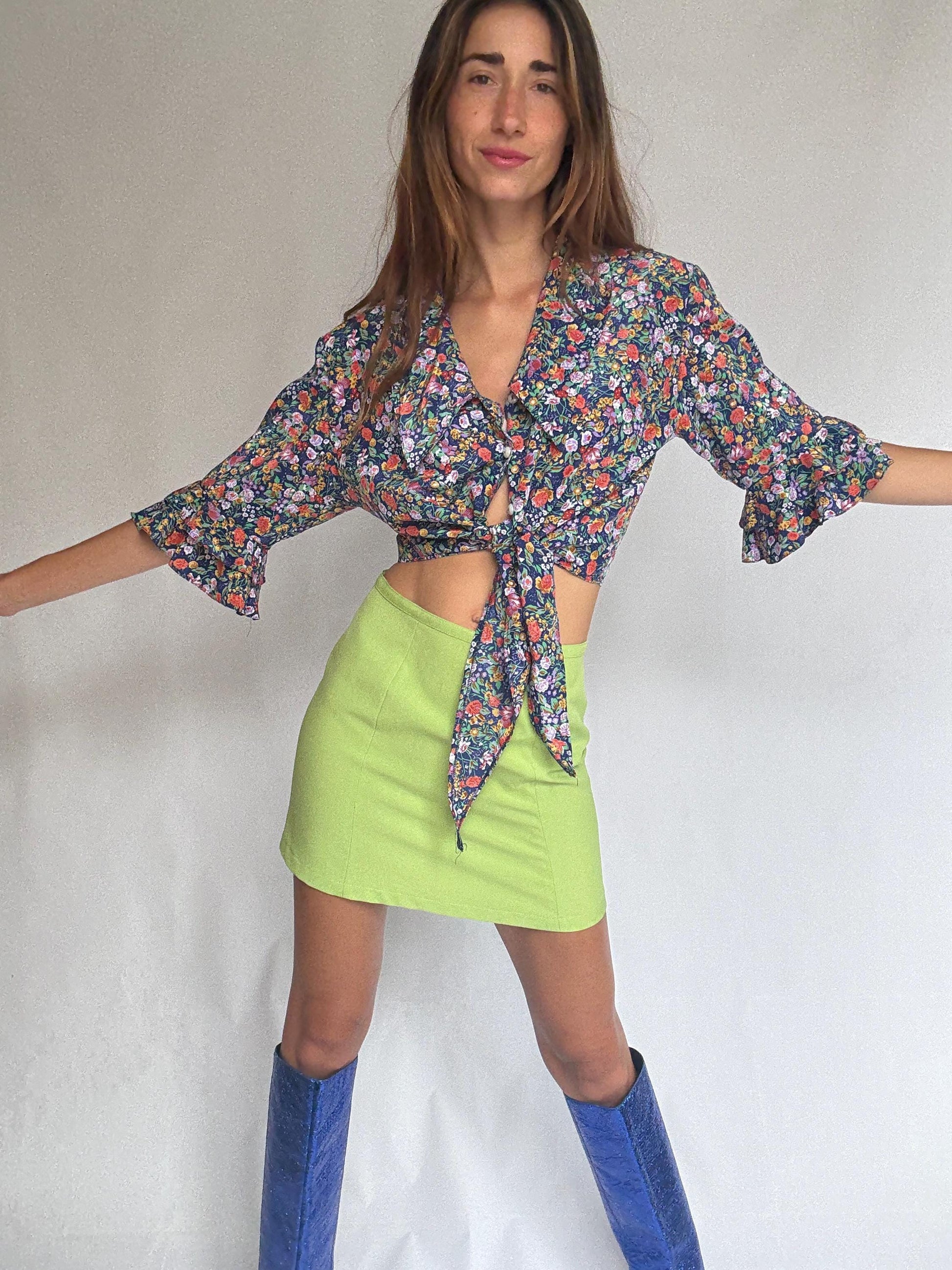 Vintage floral blouse in 100% viscose – cropped tie front top with flared sleeves – summer cottagecore style – vibrant multicolor print