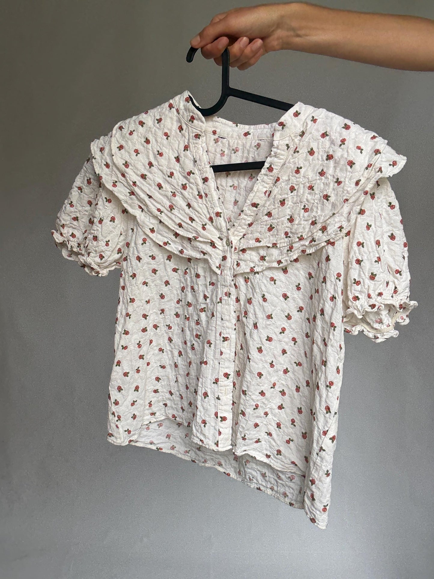 Vintage floral cotton blouse – ruffled collar puff sleeve top with cherry print – button up shirt – no tag – best for XS–S fit