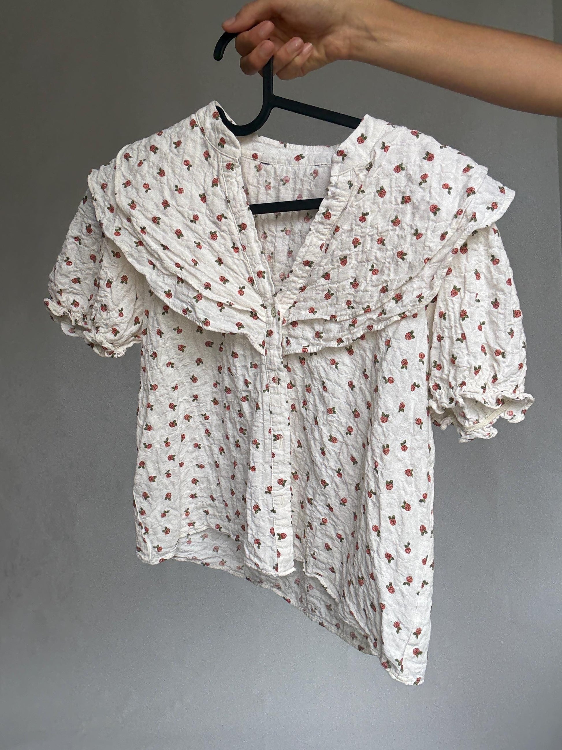Vintage floral cotton blouse – ruffled collar puff sleeve top with cherry print – button up shirt – no tag – best for XS–S fit