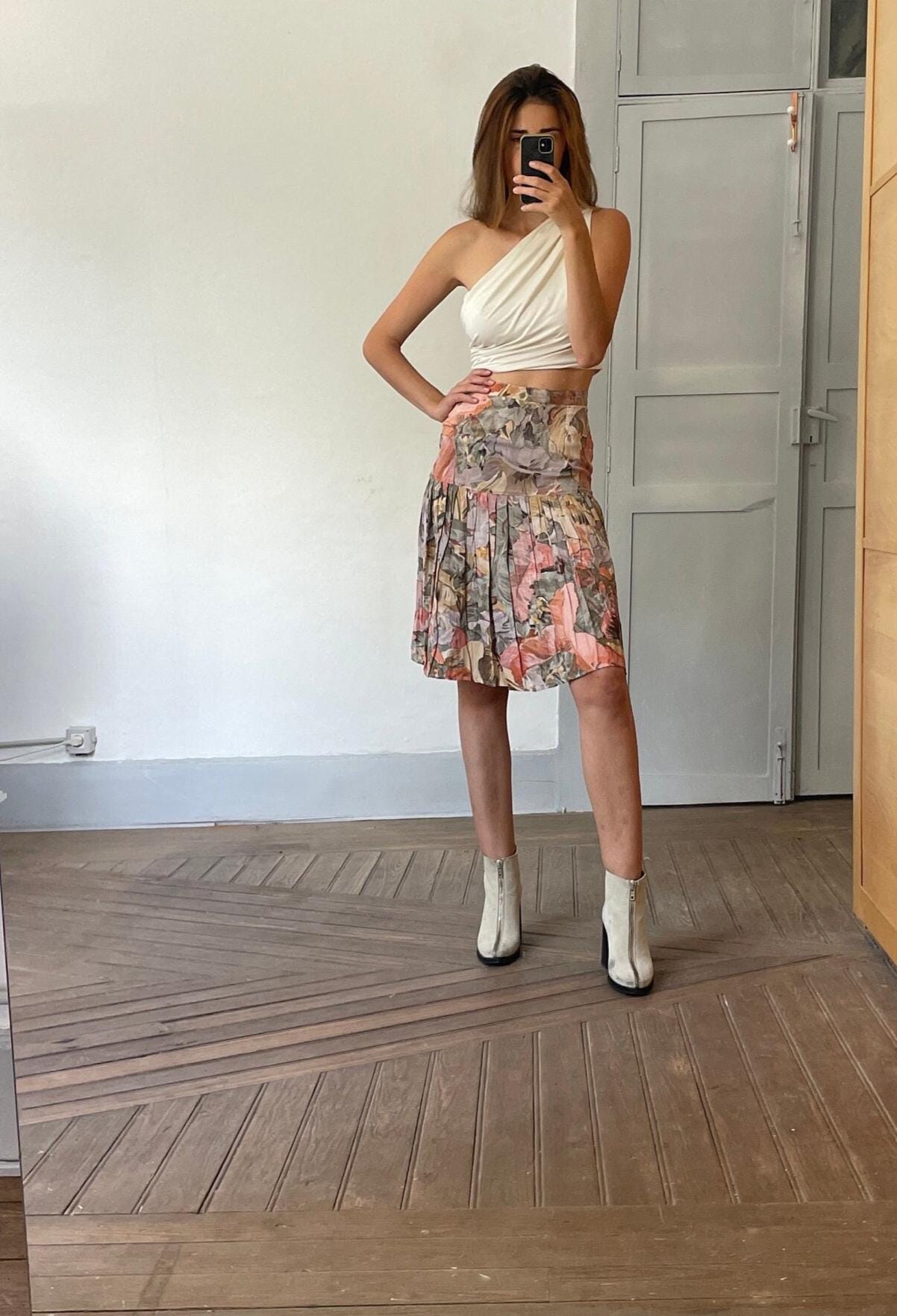 Vintage floral handmadeskirt. pleated bottom part fits right above the knee and high in the waist.