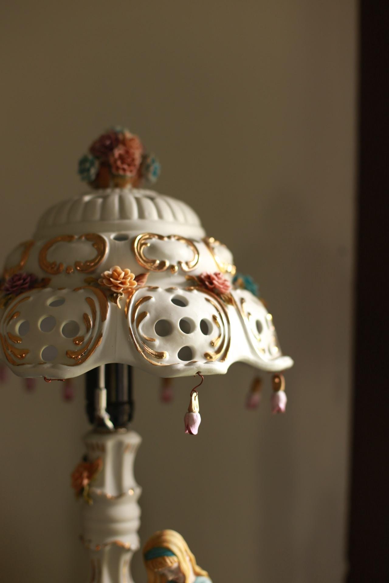 Rare Fornili vintage porcelain lamp – floral figurine table light with pierced shade & gold luster – signed, E27 bulb, US plug