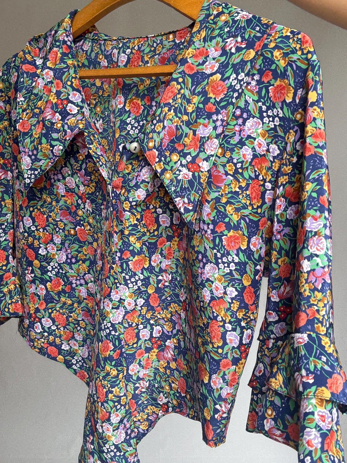 Vintage floral blouse in 100% viscose – cropped tie front top with flared sleeves – summer cottagecore style – vibrant multicolor print