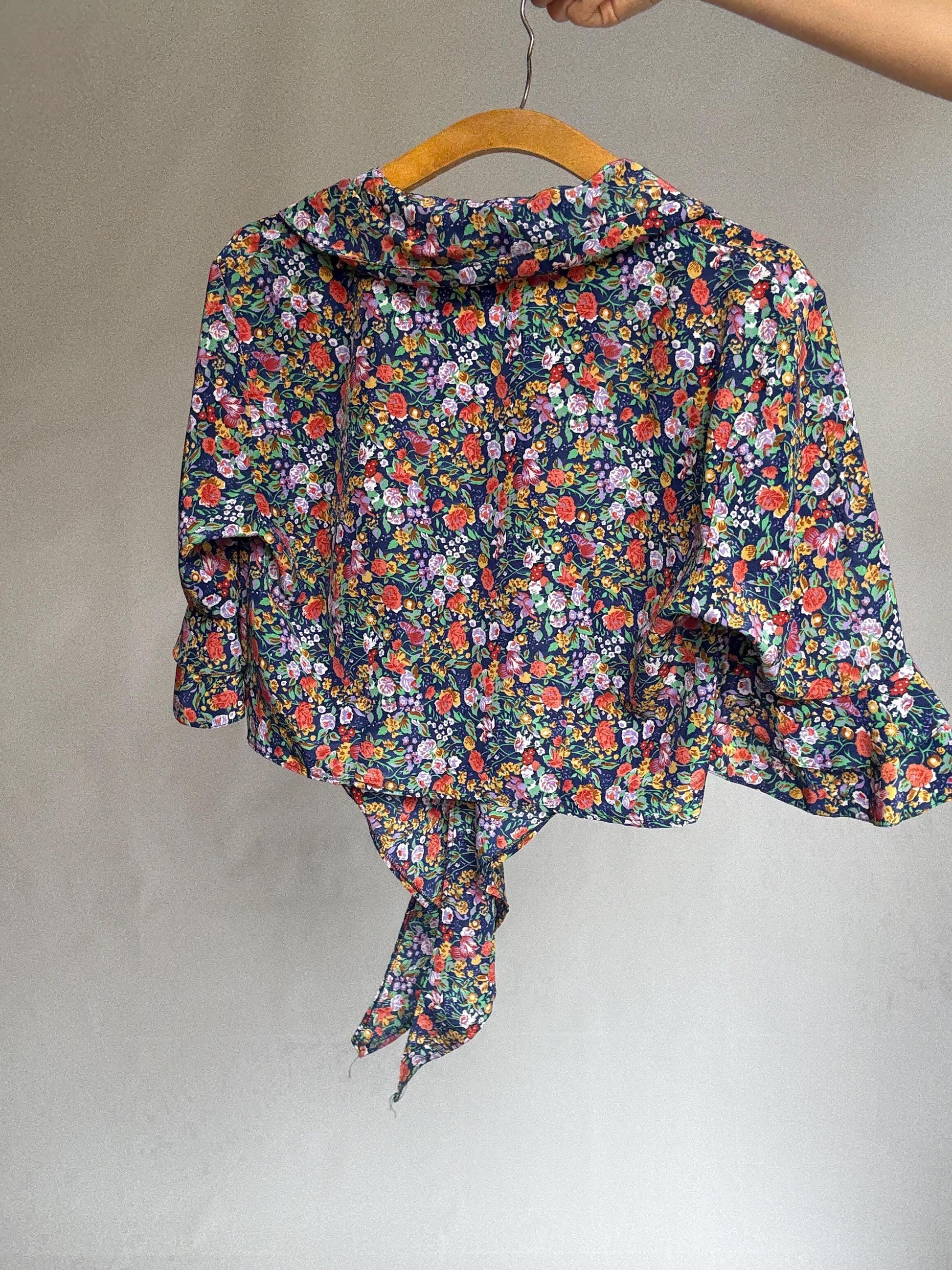 Vintage floral blouse in 100% viscose – cropped tie front top with flared sleeves – summer cottagecore style – vibrant multicolor print