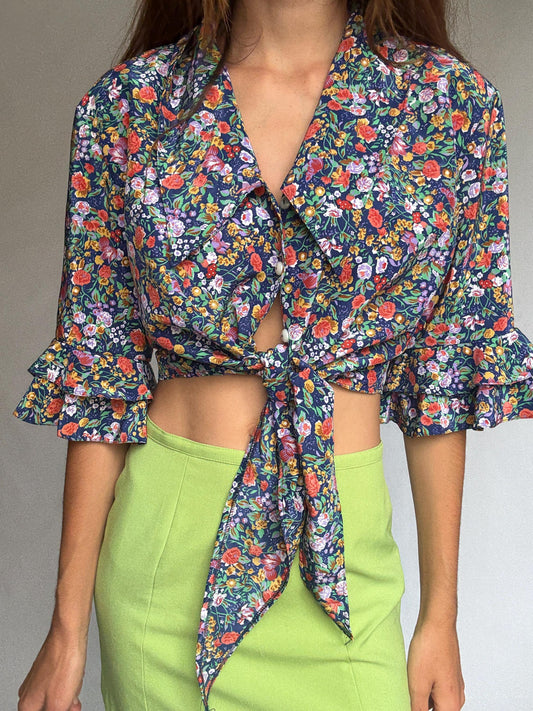 Vintage floral blouse in 100% viscose – cropped tie front top with flared sleeves – summer cottagecore style – vibrant multicolor print