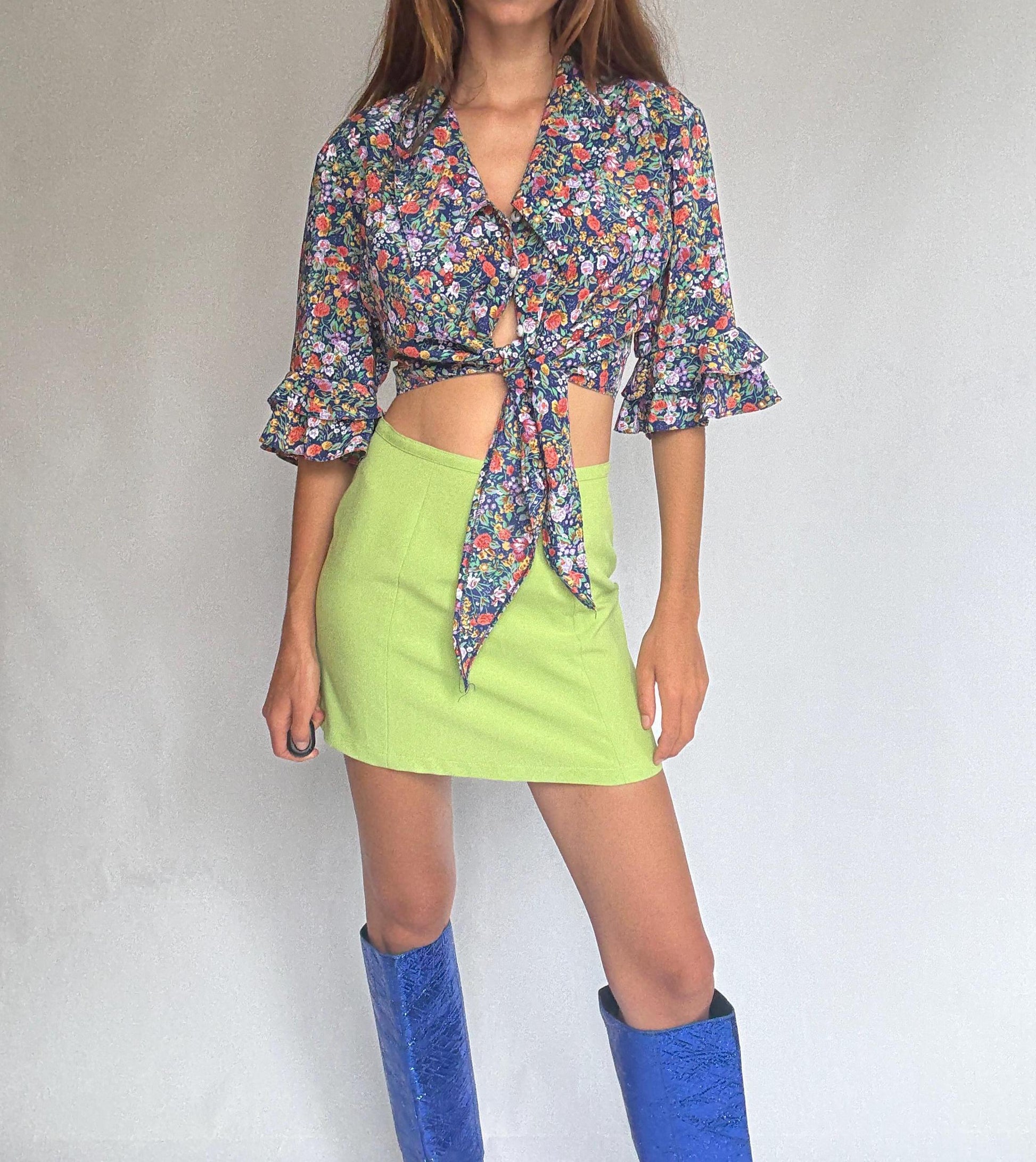 Vintage floral blouse in 100% viscose – cropped tie front top with flared sleeves – summer cottagecore style – vibrant multicolor print