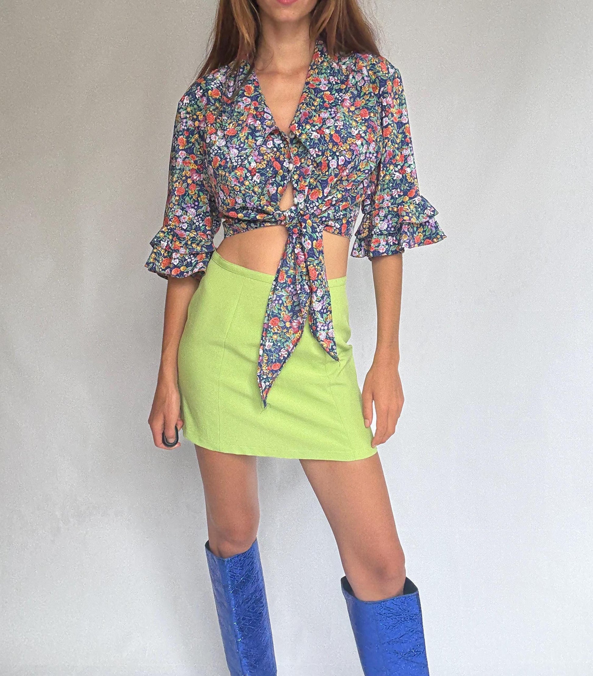 Vintage floral blouse in 100% viscose – cropped tie front top with flared sleeves – summer cottagecore style – vibrant multicolor print