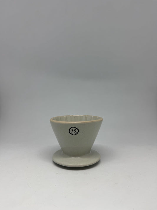Ceramic pour-over coffee dripper – 250ml capacity – handmade look with ridged interior – beige stoneware – 10cm top – ZS stamped