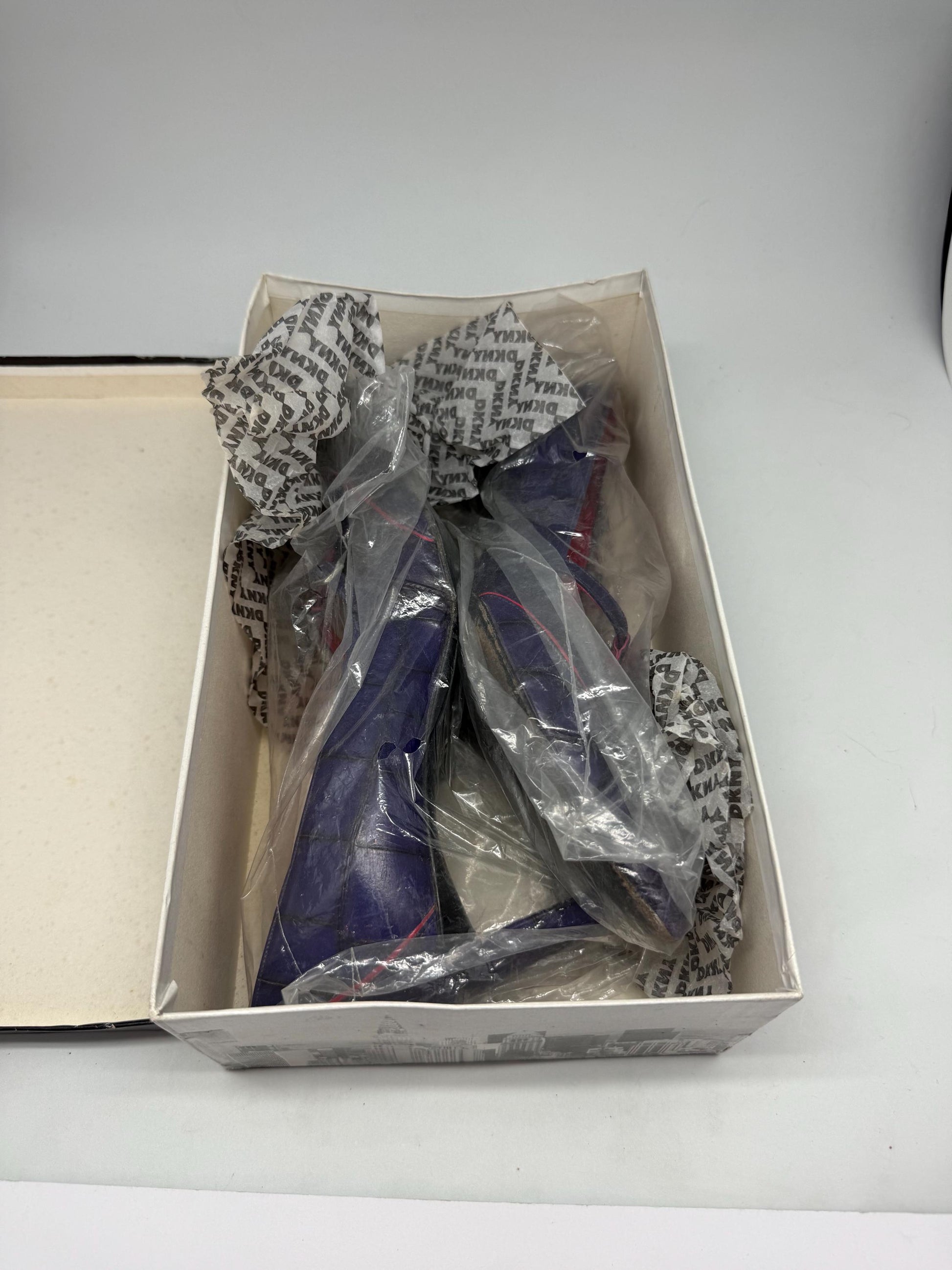 DKNY T-strap vintage heels – shiny orchid real leather – size 7.5 – made in Spain – Y2K designer shoes – retro pointed toe – 7cm heel