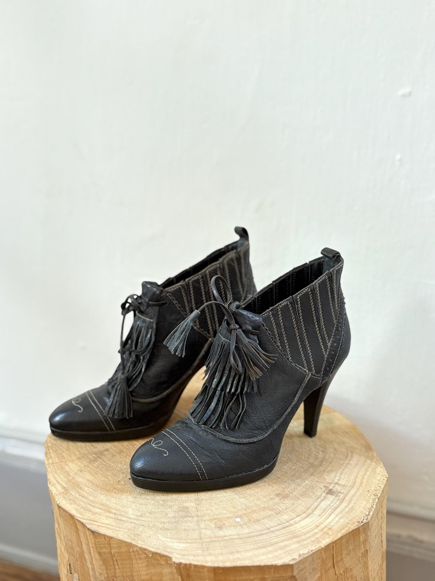 Vintage Adolfo Dominguez Black Leather Heels – Fringe Detail & Western Chic Vibes, Size EU 37 - US 6.5–7 - UK 4.5