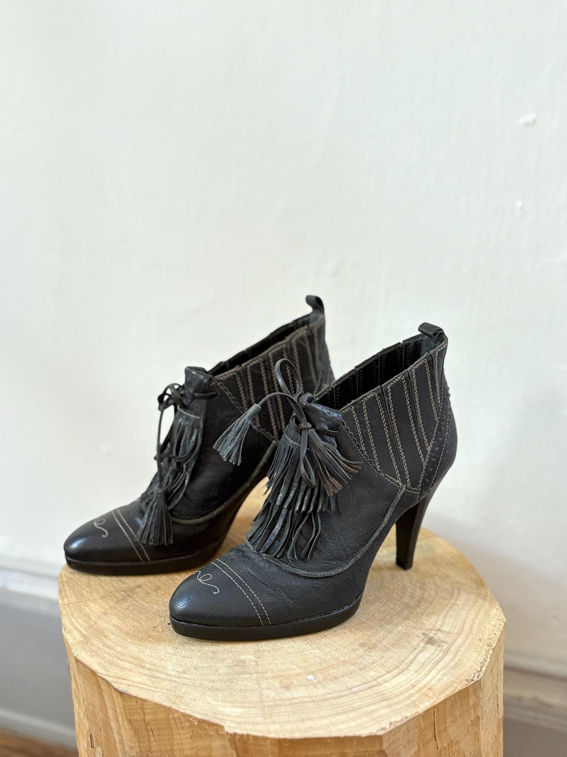 Vintage Adolfo Dominguez Black Leather Heels – Fringe Detail & Western Chic Vibes, Size EU 37 - US 6.5–7 - UK 4.5