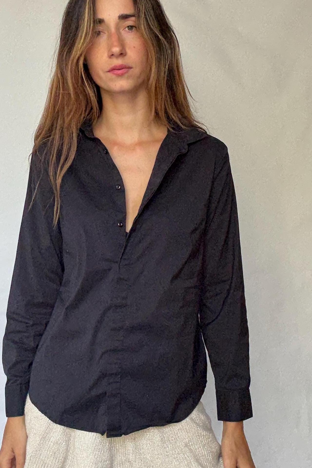 Preppy black button-up cotton-feel Benneton shirt with darted waist | Classic collared blouse | US M fit – fitted smart casual style