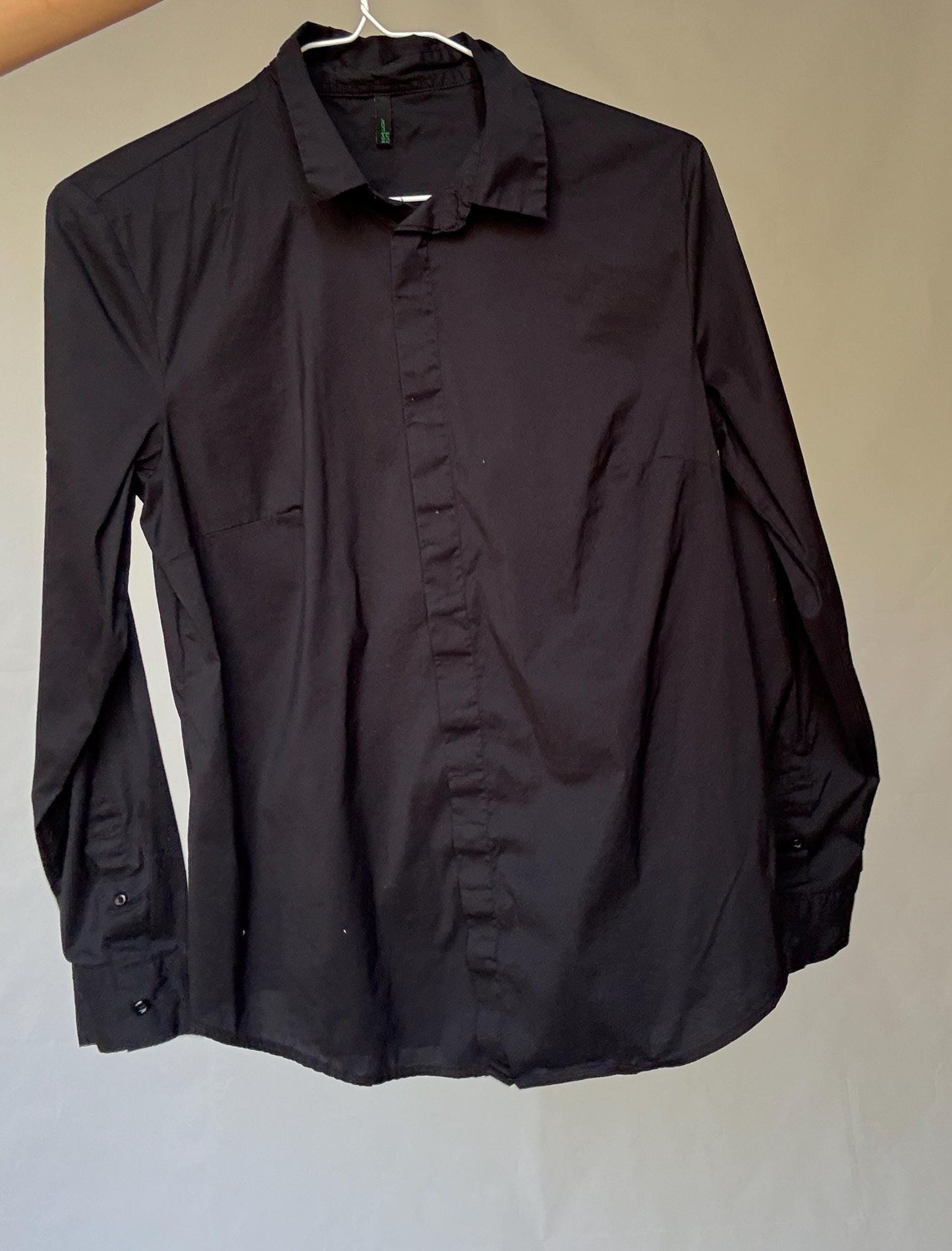 Preppy black button-up cotton-feel Benneton shirt with darted waist | Classic collared blouse | US M fit – fitted smart casual style