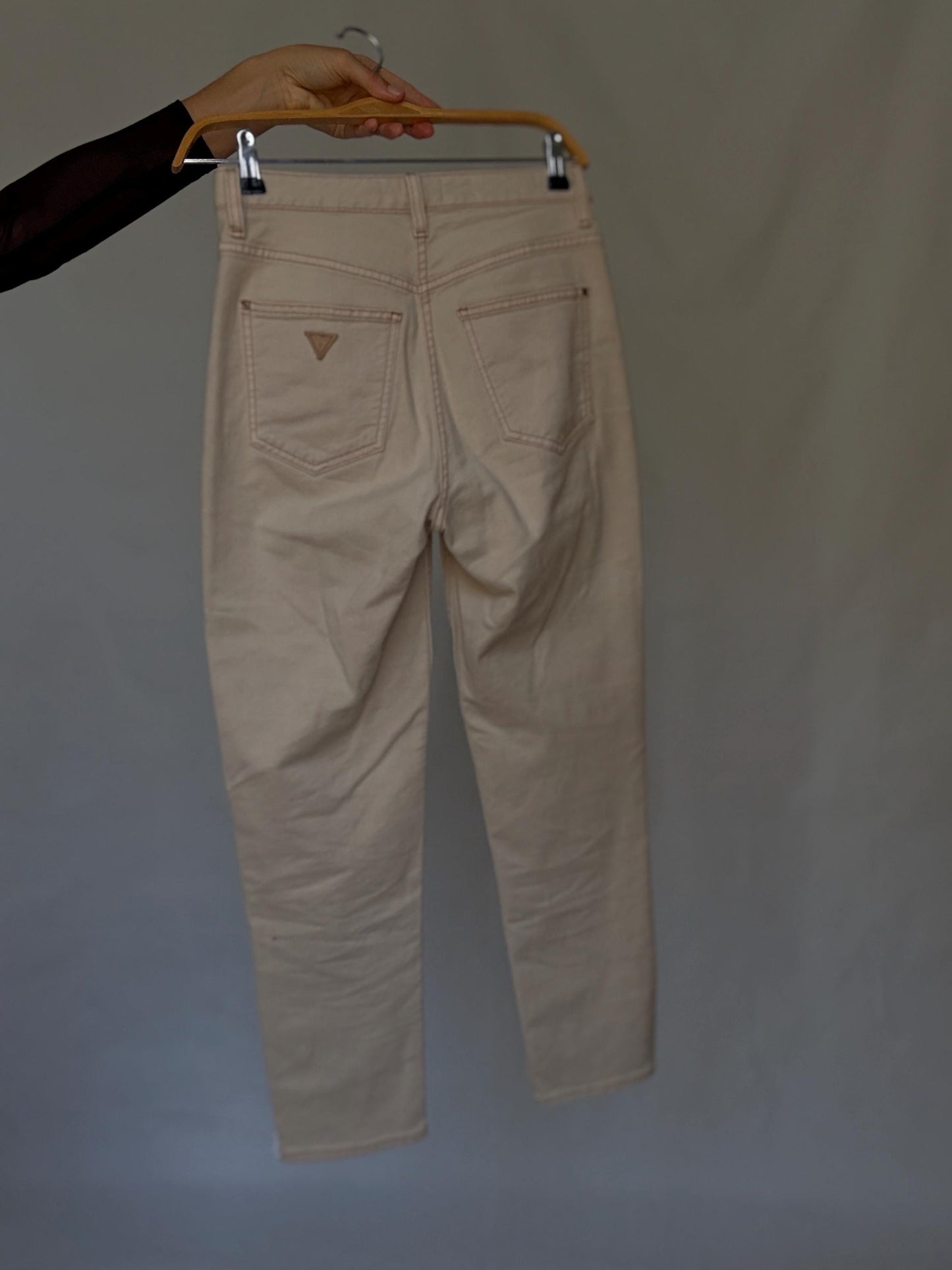 Vintage Guess off-white mom US size 2 fit, jeans with zipper fly – high rise tapered ankle fit, cotton feel, 90s minimal casual streetwear