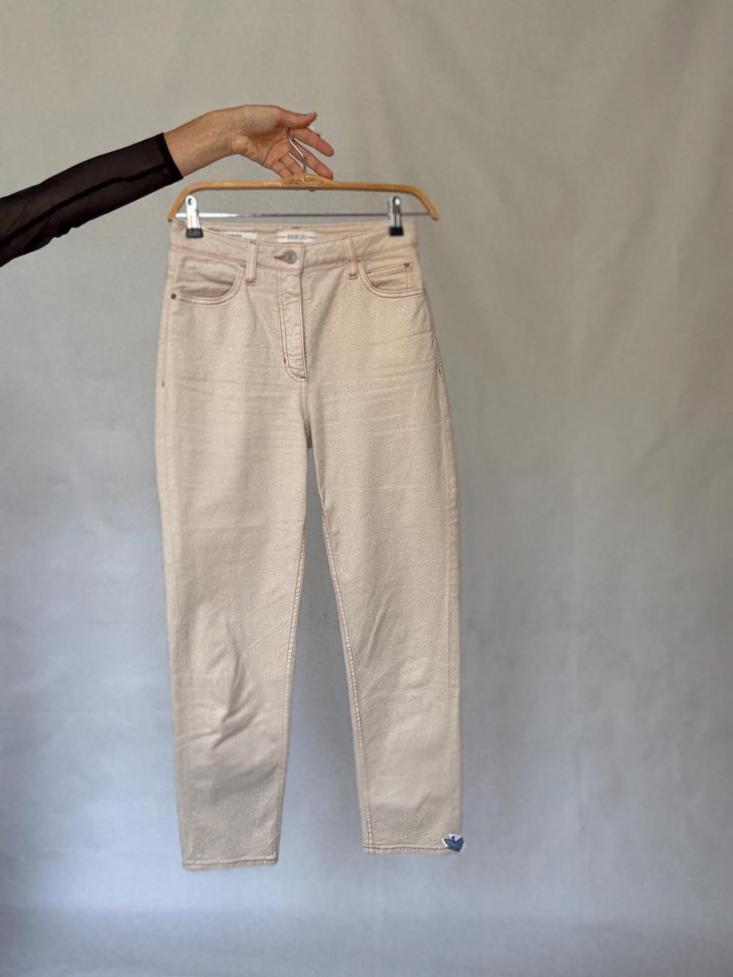 Vintage Guess off-white mom US size 2 fit, jeans with zipper fly – high rise tapered ankle fit, cotton feel, 90s minimal casual streetwear