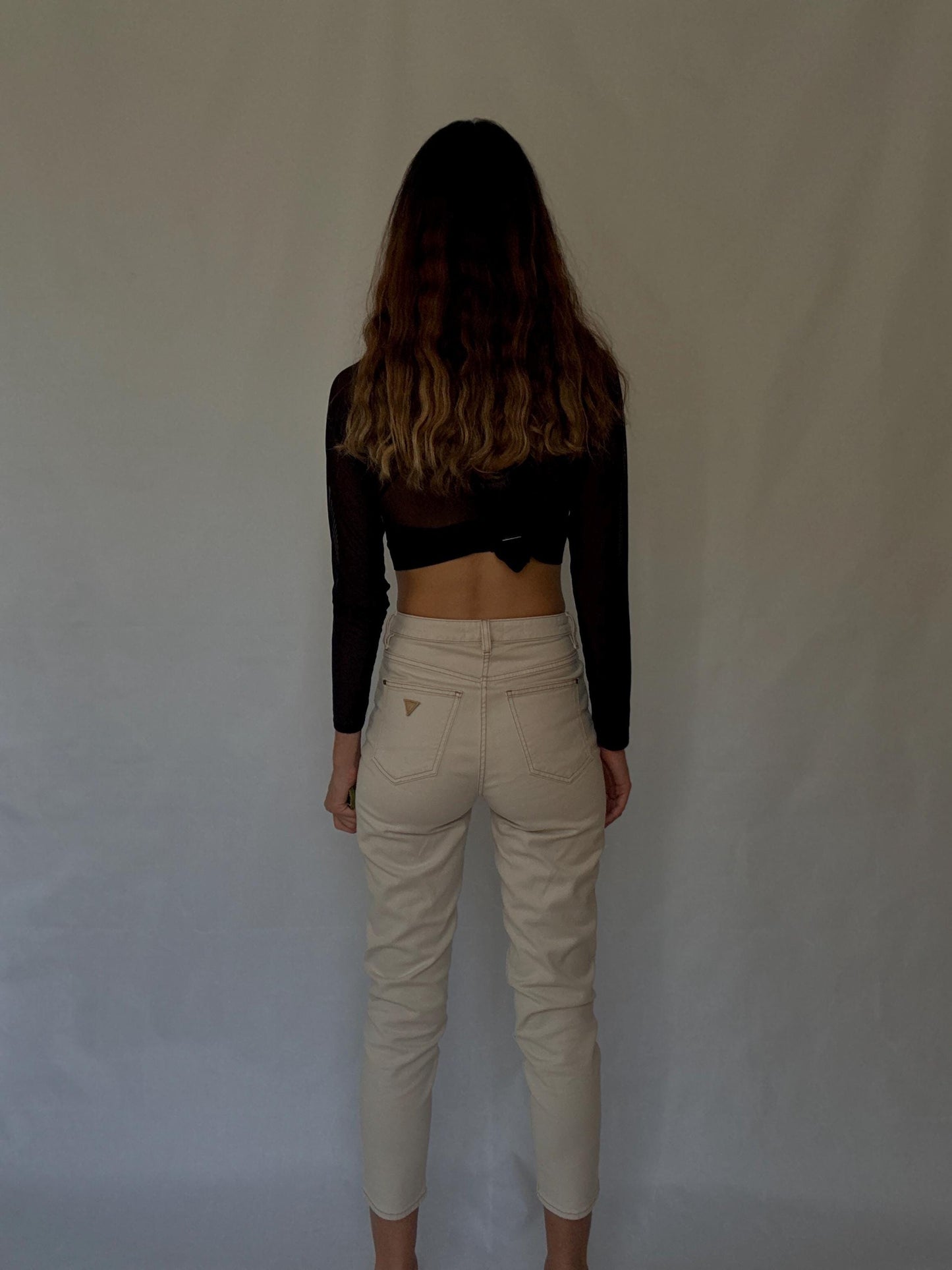 Vintage Guess off-white mom US size 2 fit, jeans with zipper fly – high rise tapered ankle fit, cotton feel, 90s minimal casual streetwear