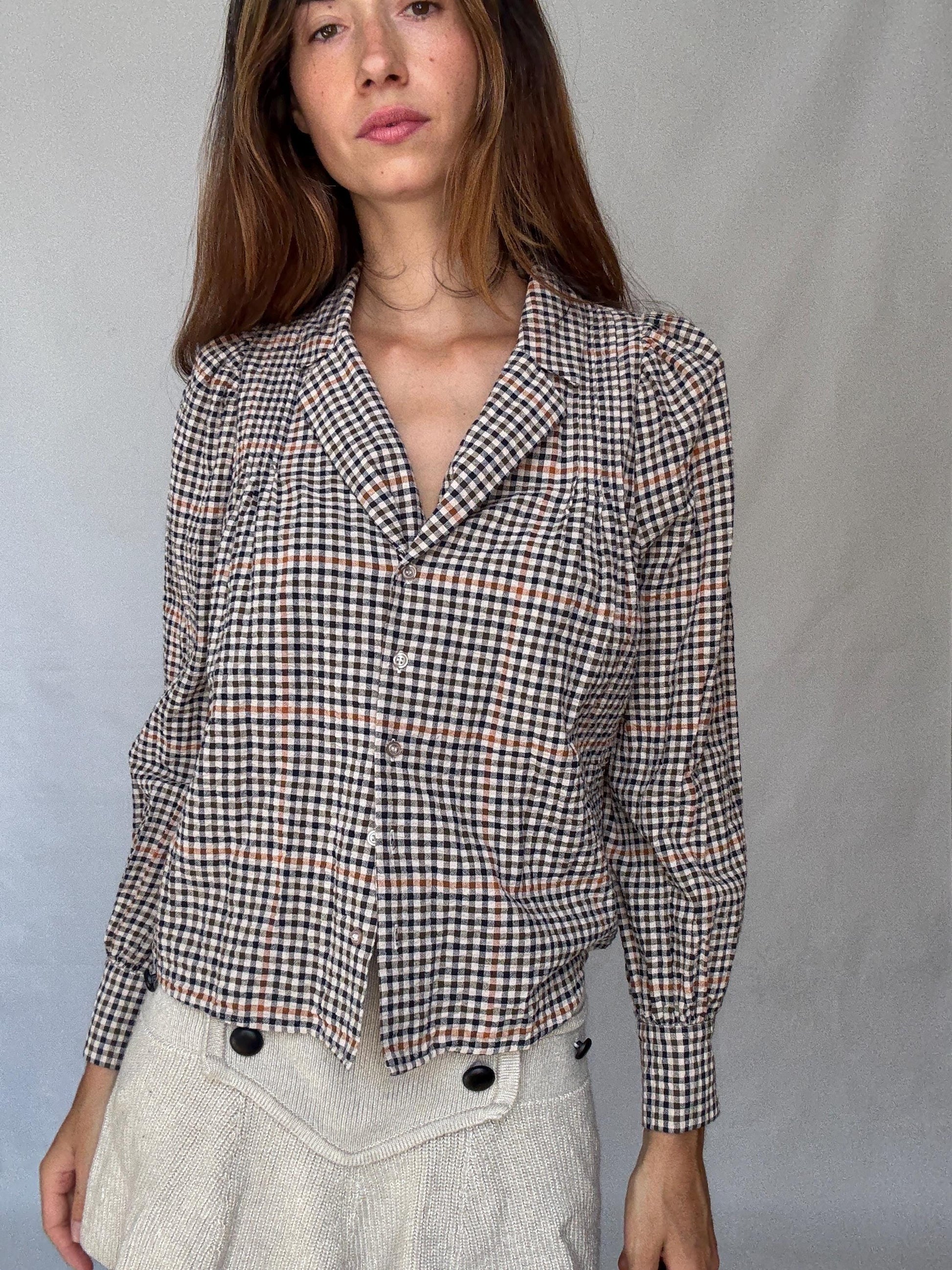 Vintage checkered hard cotton or linen feel blouse with structured collar and gathered shoulders, preppy light academia look – US size M fit