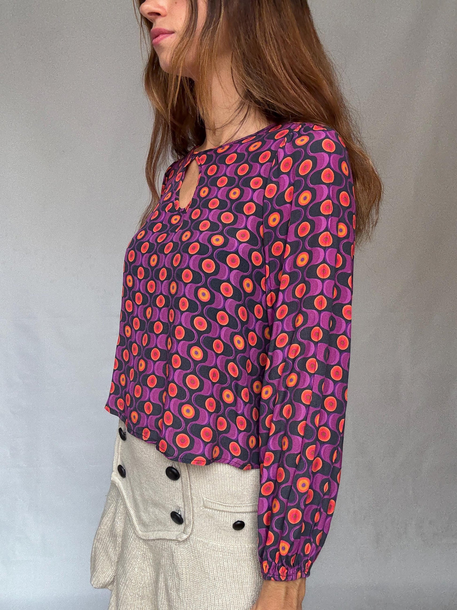 Vintage 70s style psychedelic print blouse with keyhole neckline – retro mod statement top size M