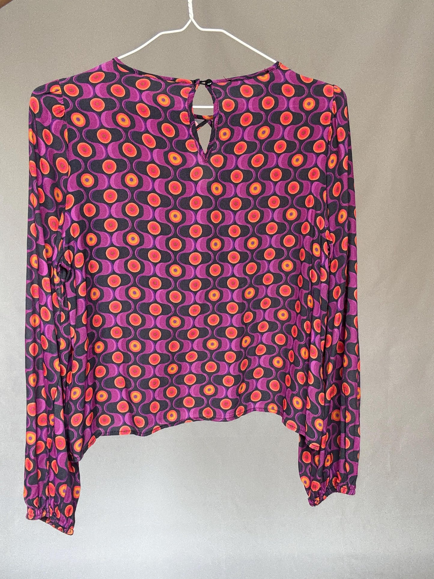 Vintage 70s style psychedelic print blouse with keyhole neckline – retro mod statement top size M