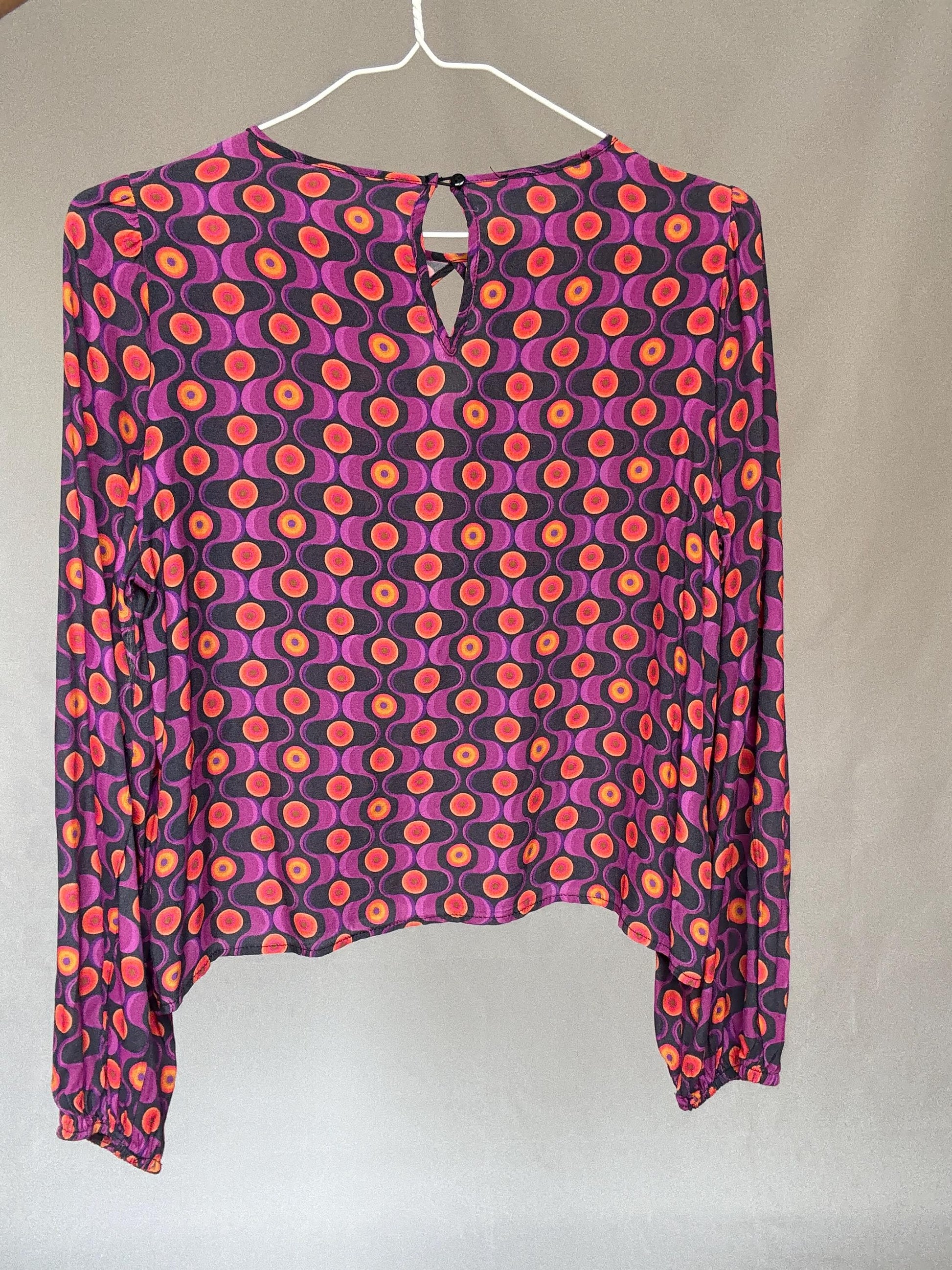 Vintage 70s style psychedelic print blouse with keyhole neckline – retro mod statement top size M