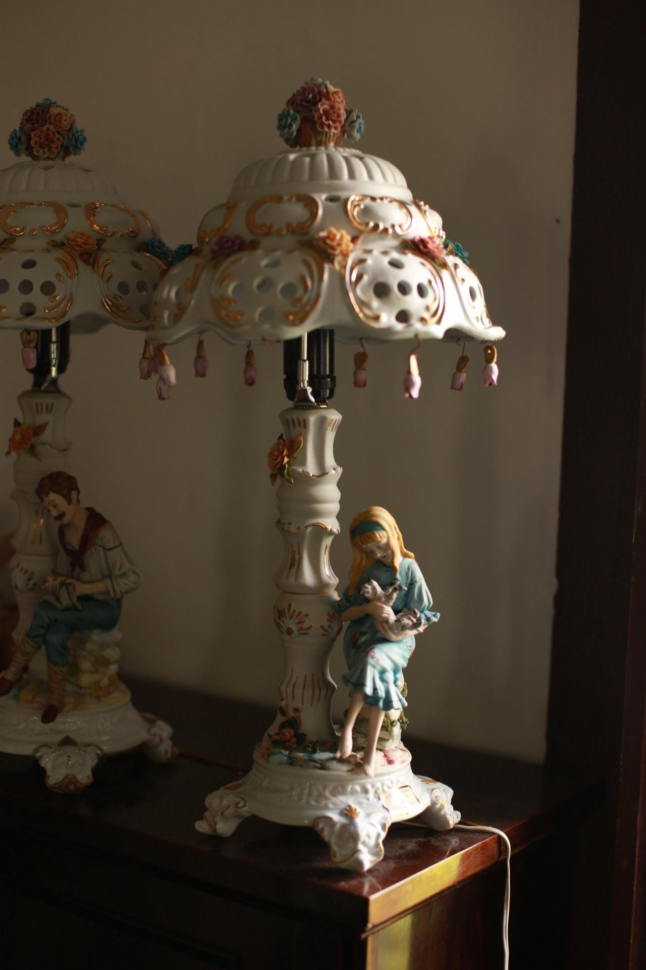 Rare Fornili vintage porcelain lamp – floral figurine table light with pierced shade & gold luster – signed, E27 bulb, US plug