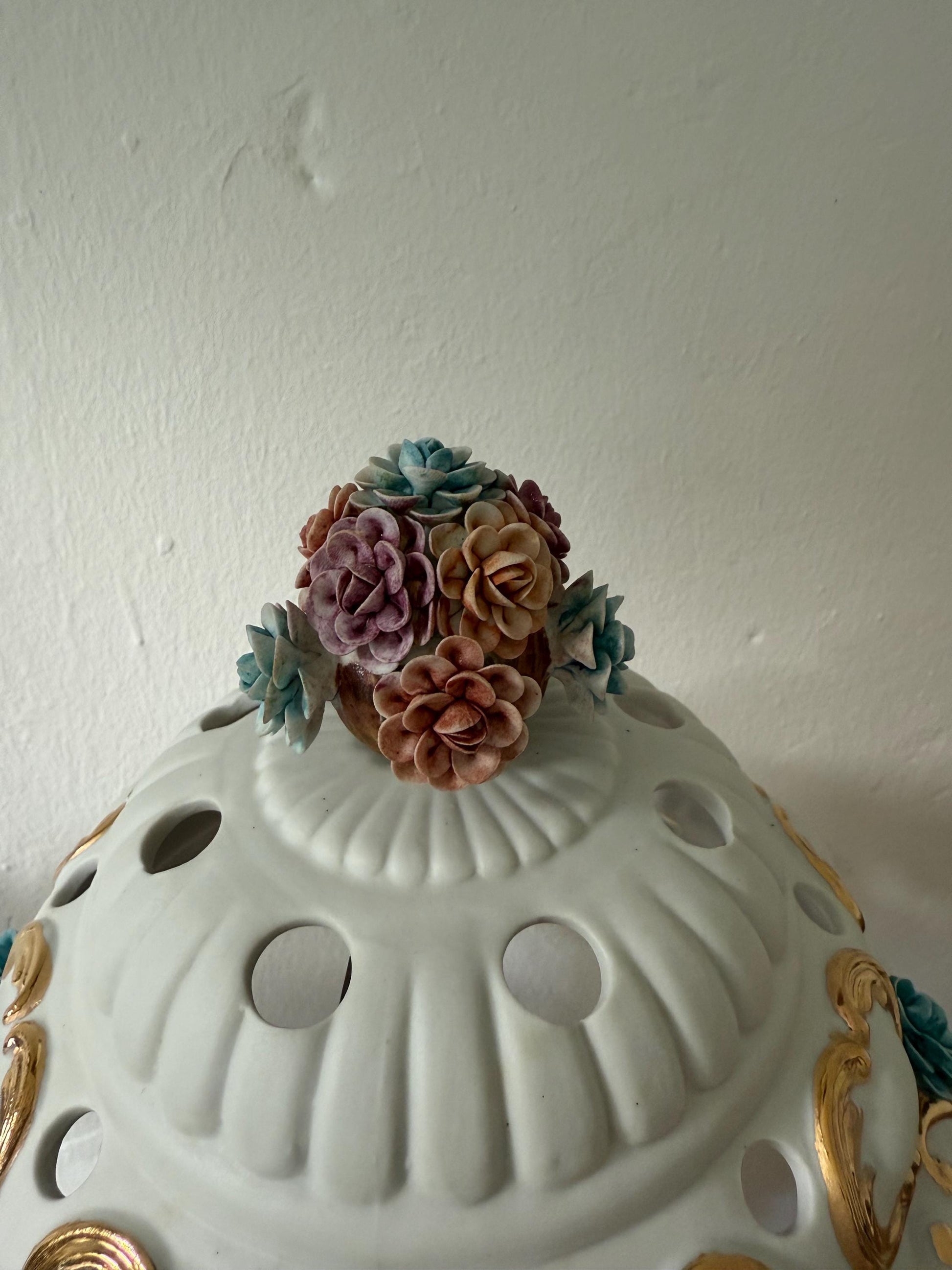 Rare Fornili vintage porcelain lamp – floral figurine table light with pierced shade & gold luster – signed, E27 bulb, US plug