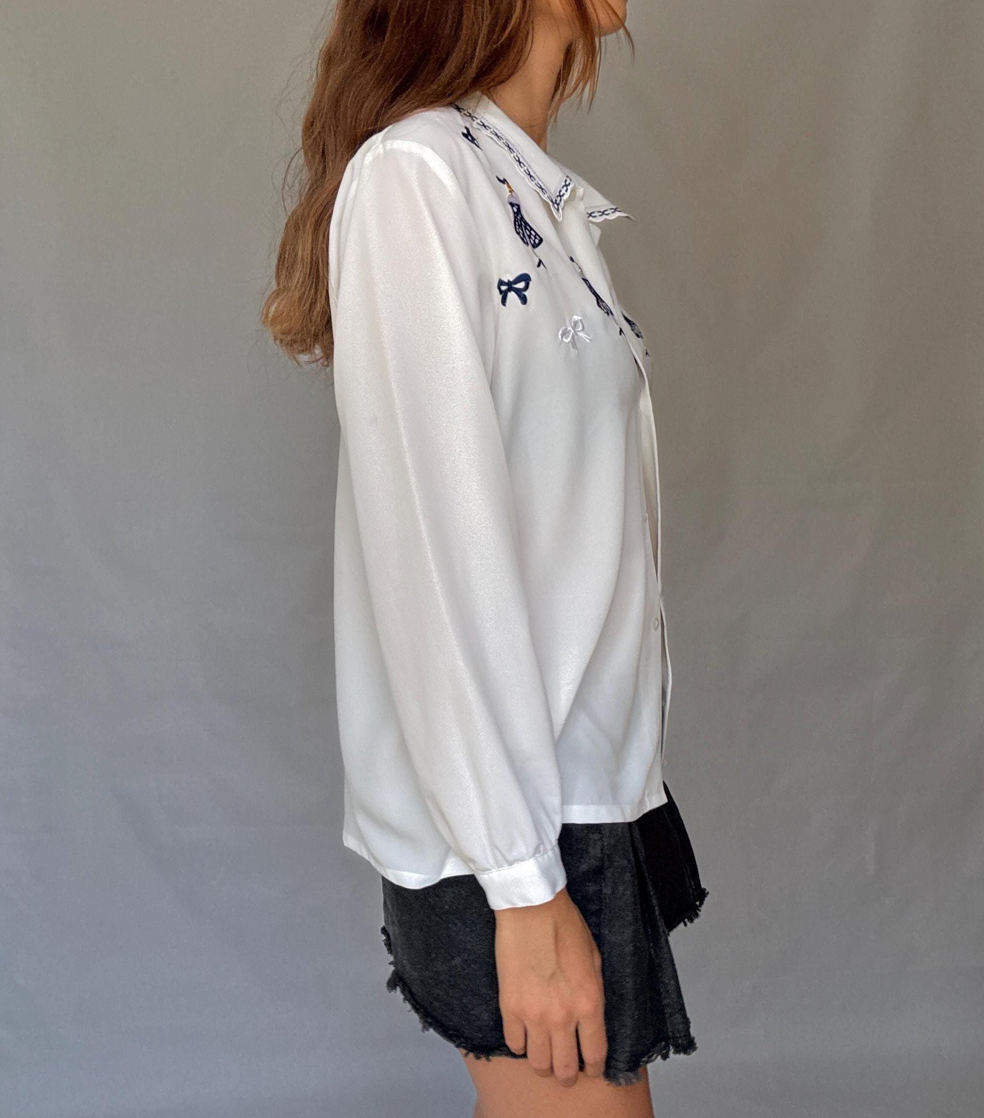 Vintage white embroidered blouse with navy bow and girl motif, shiny lightweight feel – schoolcore cottagecore US L