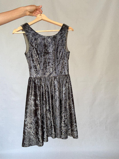 Y2K Snakeskin Velvet Mini Dress – Shiny Sleeveless Grunge Party Fit, Grey & Black Animal Print,