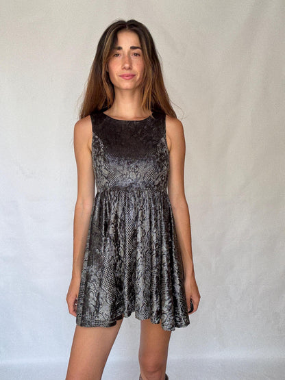Y2K Snakeskin Velvet Mini Dress – Shiny Sleeveless Grunge Party Fit, Grey & Black Animal Print,