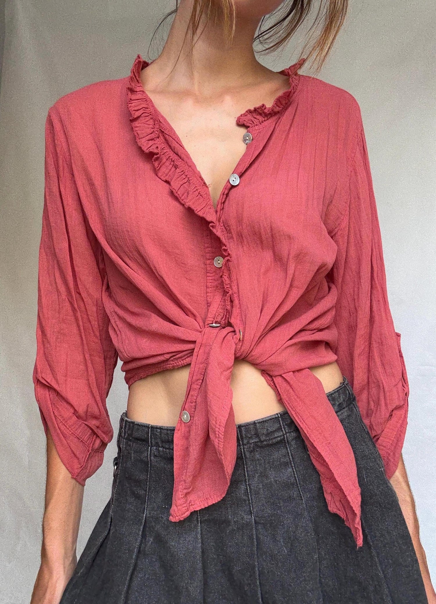 Vintage cotton blouse ruffled front in burgundy wine – lightweight button down top long sleeve romantic style boho shirt size M/L