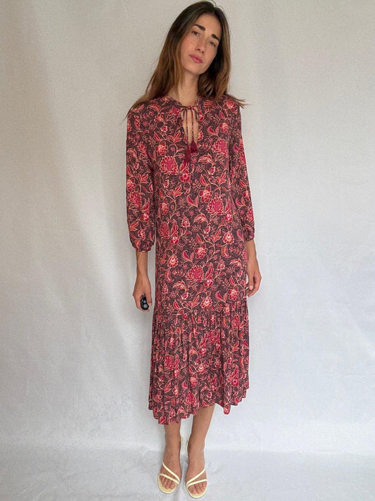 Vintage floral midi dress with tie-neck and ruffle hem US letter size M Red and pink floral print, no tag but feels like viscose