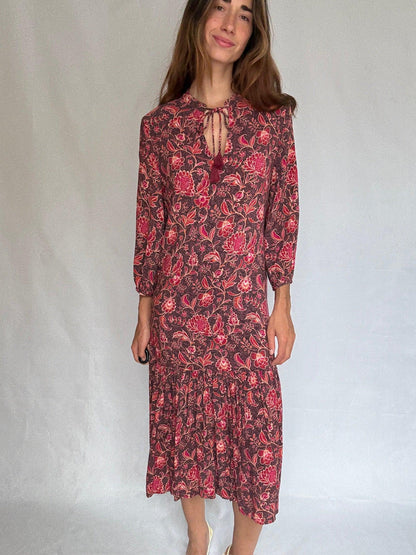 Vintage floral midi dress with tie-neck and ruffle hem US letter size M Red and pink floral print, no tag but feels like viscose