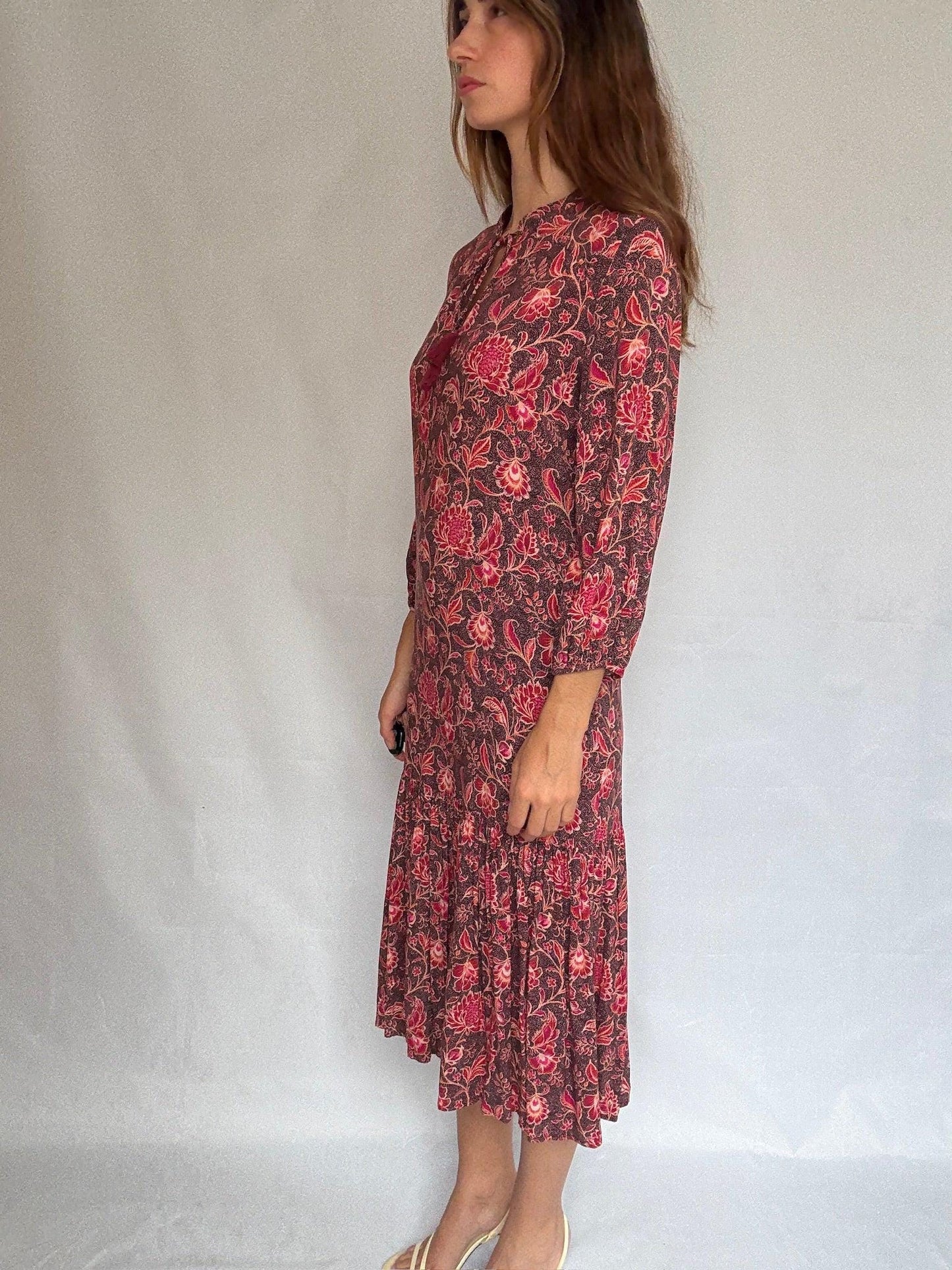 Vintage floral midi dress with tie-neck and ruffle hem US letter size M Red and pink floral print, no tag but feels like viscose
