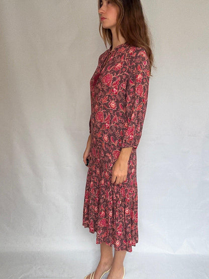 Vintage floral midi dress with tie-neck and ruffle hem US letter size M Red and pink floral print, no tag but feels like viscose