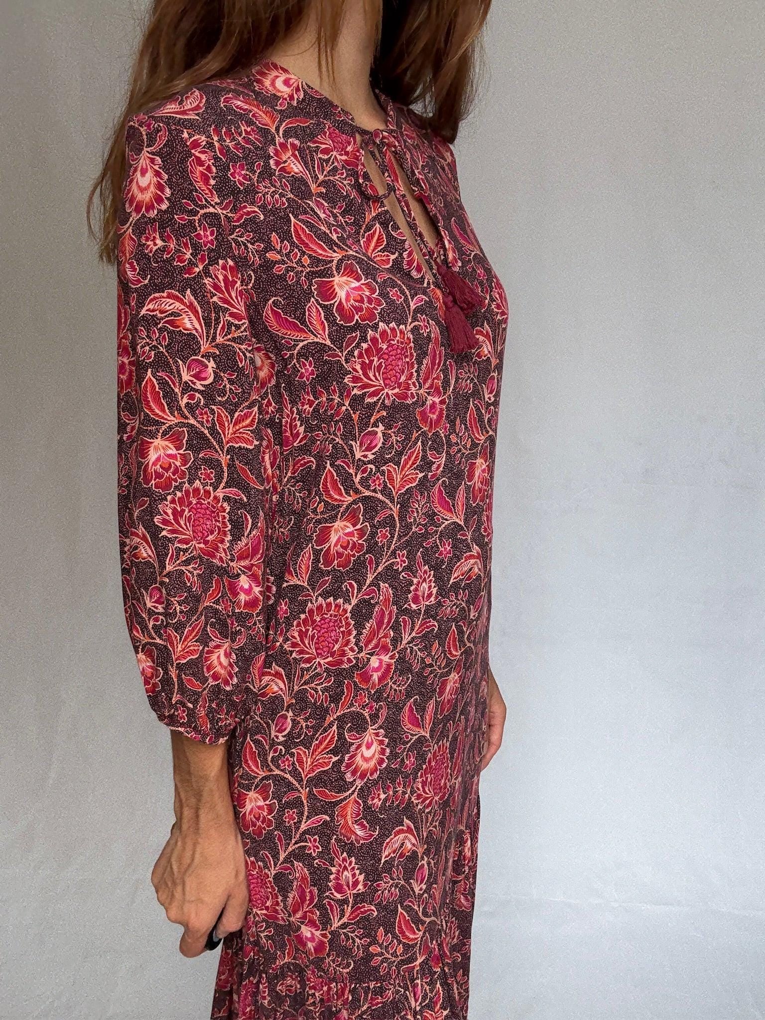Vintage floral midi dress with tie-neck and ruffle hem US letter size M Red and pink floral print, no tag but feels like viscose