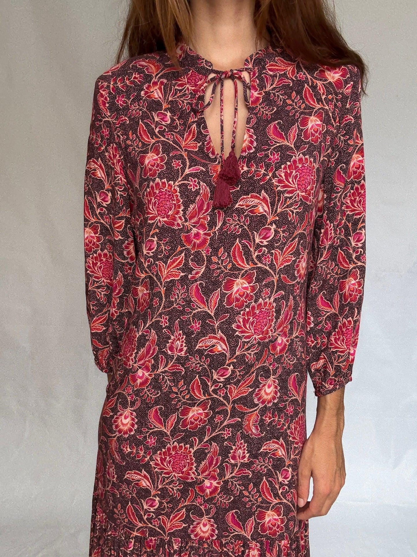 Vintage floral midi dress with tie-neck and ruffle hem US letter size M Red and pink floral print, no tag but feels like viscose