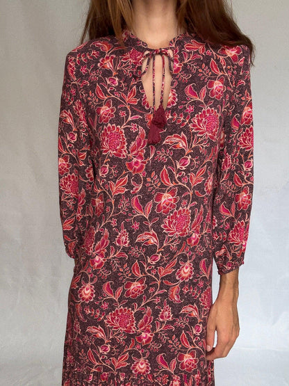 Vintage floral midi dress with tie-neck and ruffle hem US letter size M Red and pink floral print, no tag but feels like viscose