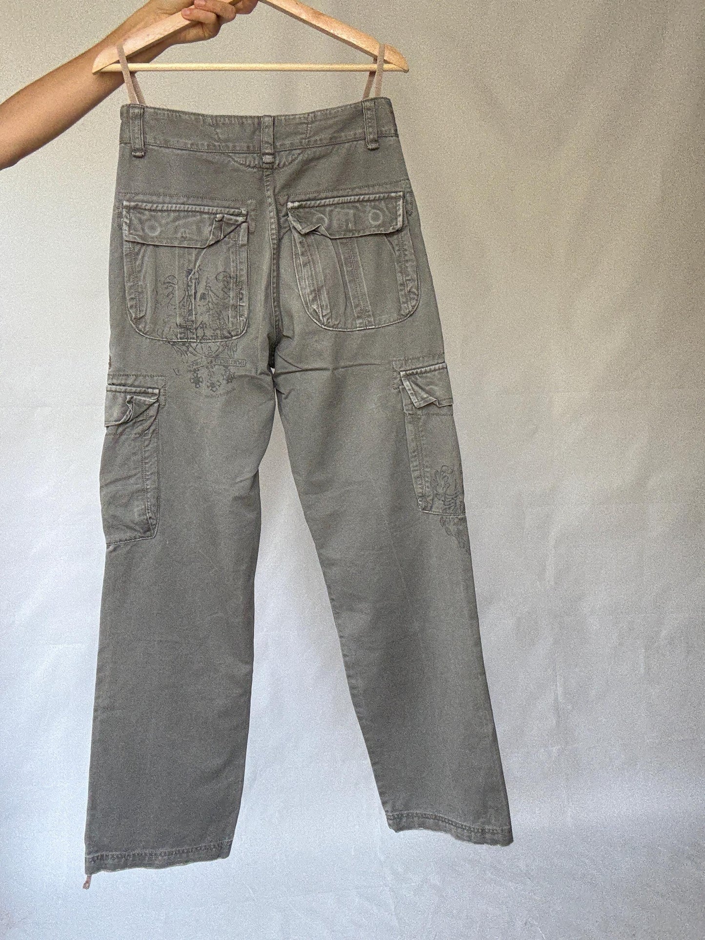 XDYE grey cargo pants, 100% cotton, relaxed fit, zipper closure, multiple pockets, casual streetwear, Kurt Cobain, US L, outdoor adventure