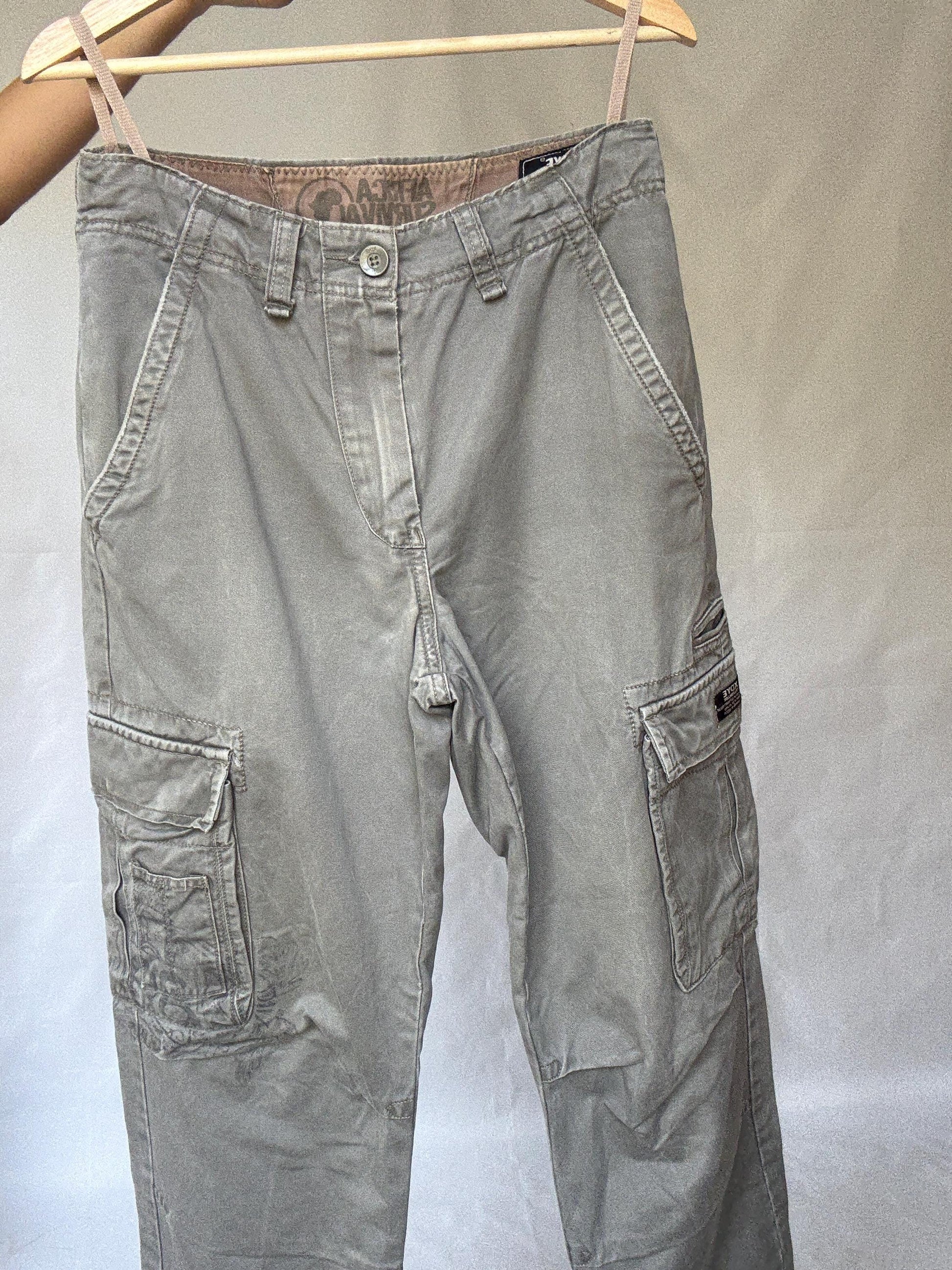 XDYE grey cargo pants, 100% cotton, relaxed fit, zipper closure, multiple pockets, casual streetwear, Kurt Cobain, US L, outdoor adventure