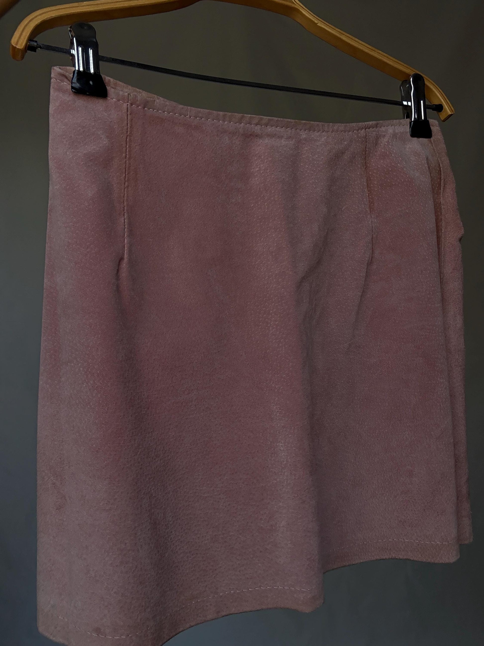 Vintage Gapelle pink suede mini skirt, Petite body frame mini skirt, genuine leather, A line fit, minimalist chic, Size US XXXS