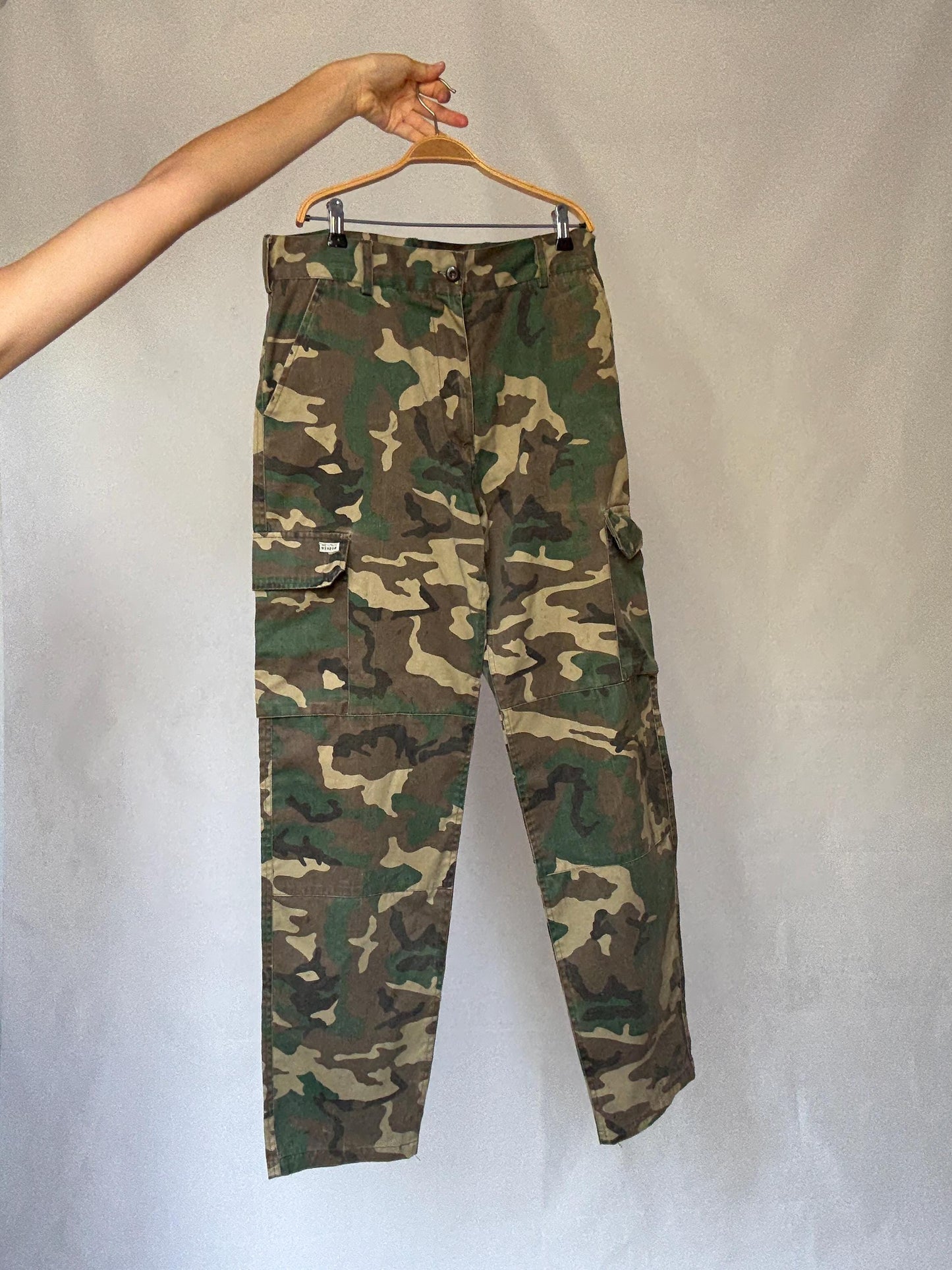 Vintage camo cargo pants, cotton feel, relaxed fit, six, pocket design, utilitarian grunge, US XL, casual streetwear
