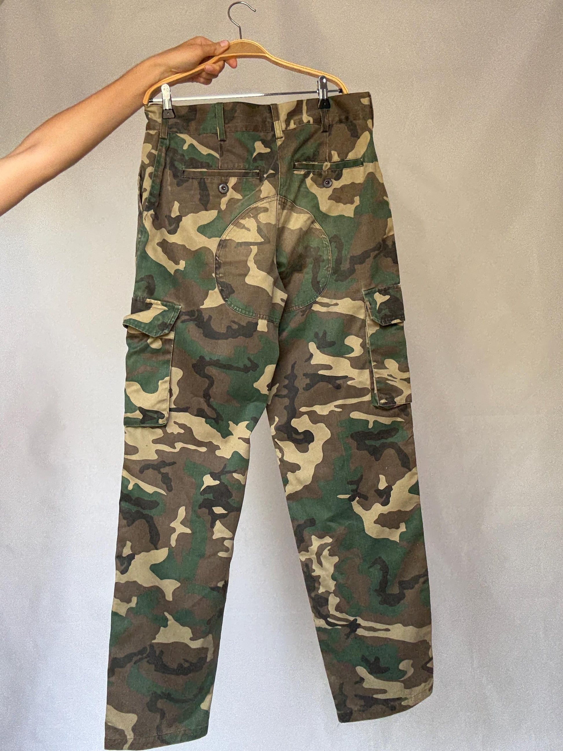 Vintage camo cargo pants, cotton feel, relaxed fit, six, pocket design, utilitarian grunge, US XL, casual streetwear
