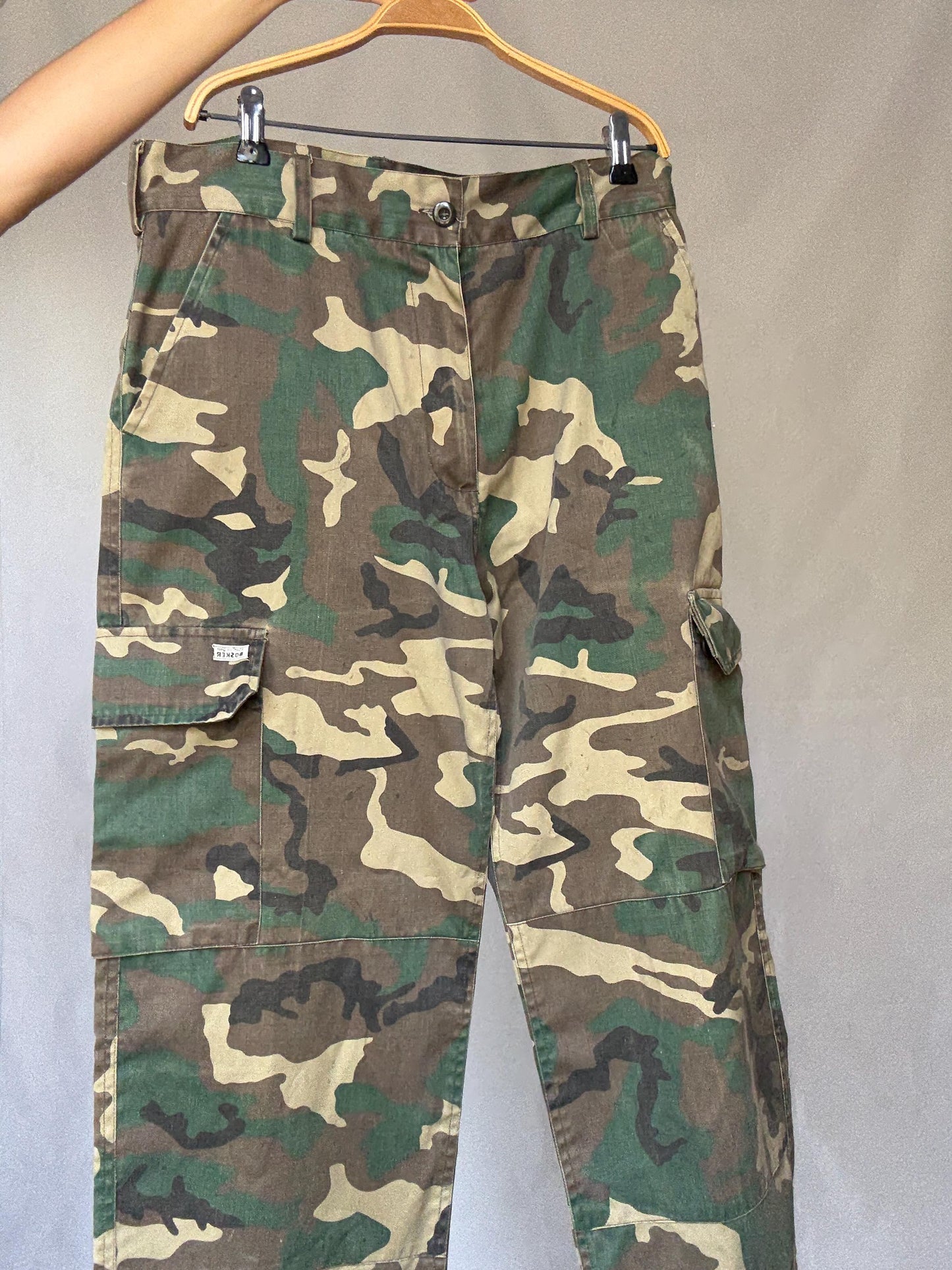 Vintage camo cargo pants, cotton feel, relaxed fit, six, pocket design, utilitarian grunge, US XL, casual streetwear