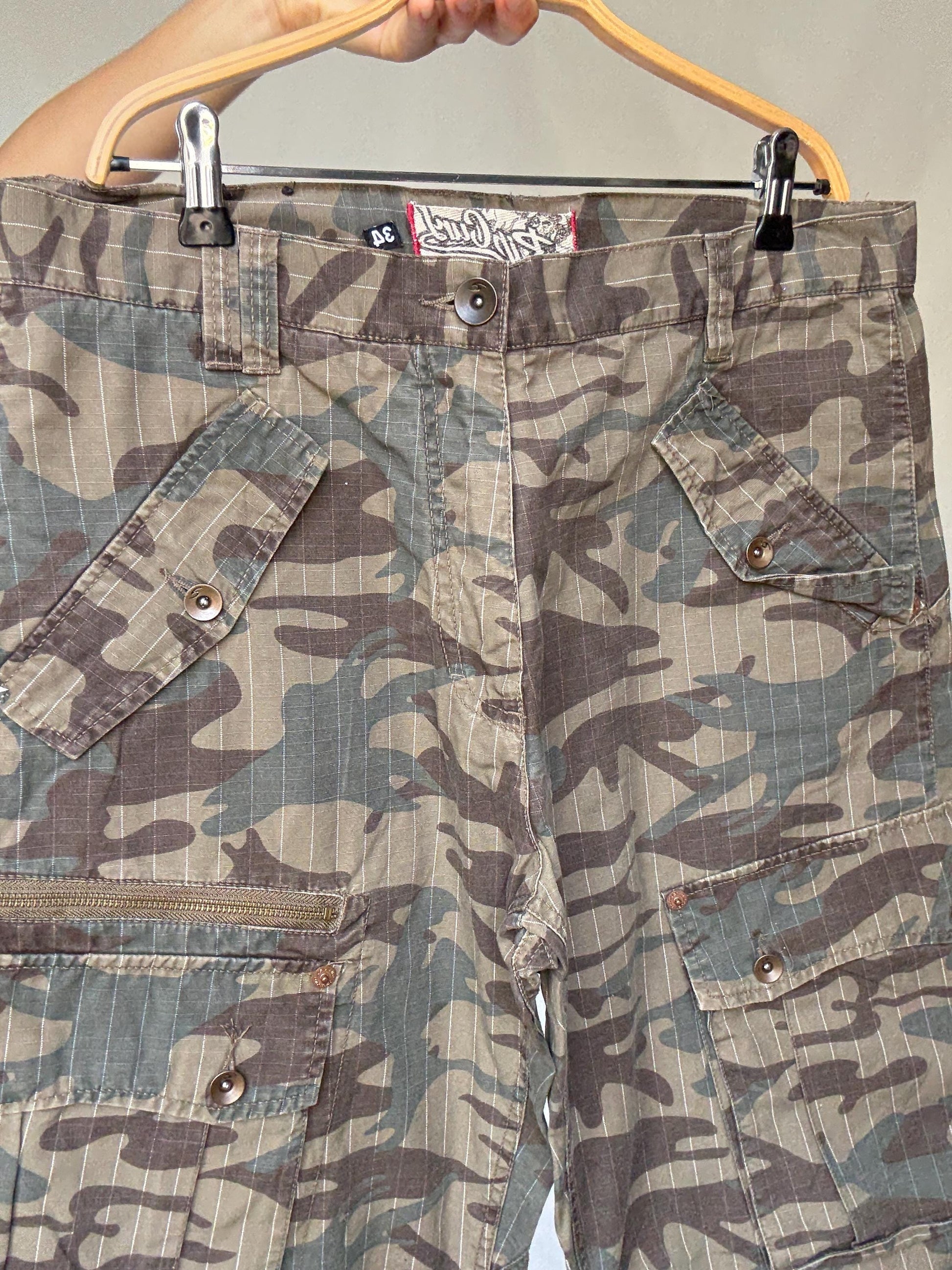 Ripcurl camo cargo pants, 100% cotton, straight leg fit, six, pocket design, y2k streetwear, US L, casual outdoor style