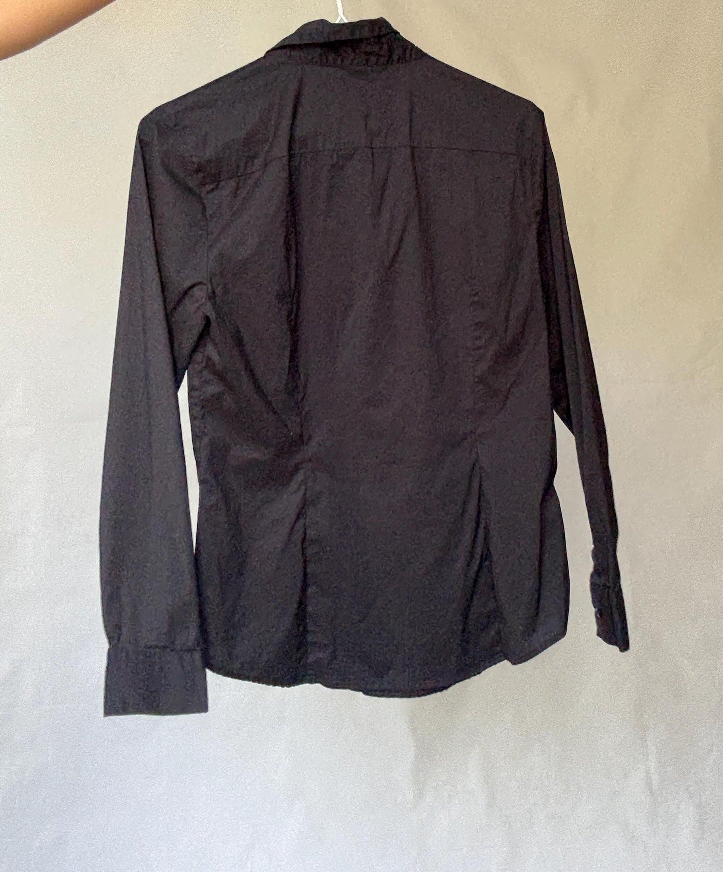 Preppy black button-up cotton-feel Benneton shirt with darted waist | Classic collared blouse | US M fit – fitted smart casual style