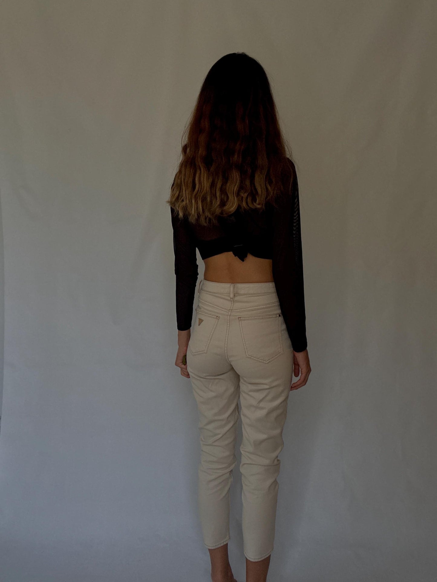 Vintage Guess off-white mom US size 2 fit, jeans with zipper fly – high rise tapered ankle fit, cotton feel, 90s minimal casual streetwear