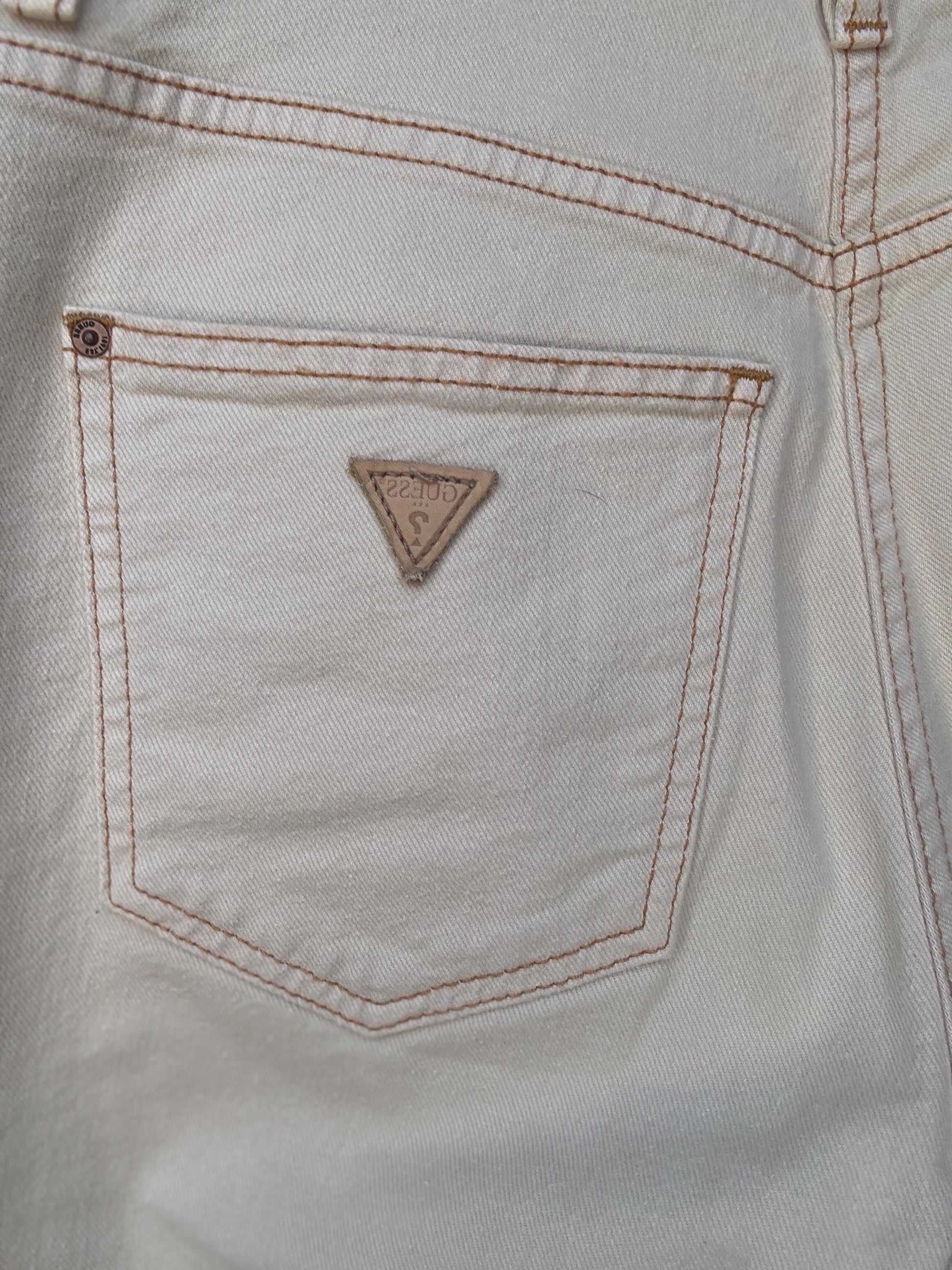 Vintage Guess off-white mom US size 2 fit, jeans with zipper fly – high rise tapered ankle fit, cotton feel, 90s minimal casual streetwear