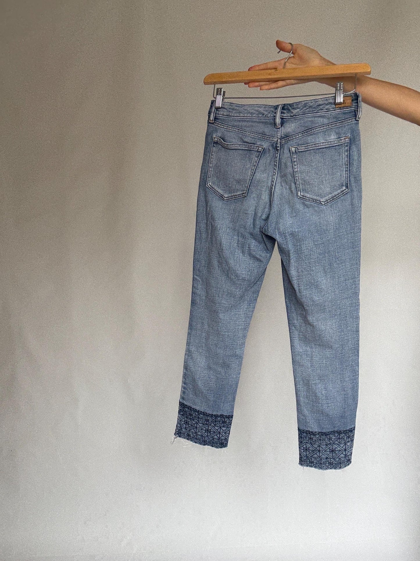 Ralph Lauren US 4 embroidered cropped jeans with lace hem, stretch fit in blue wash, boho Y2K preppy denim with zip & button closure