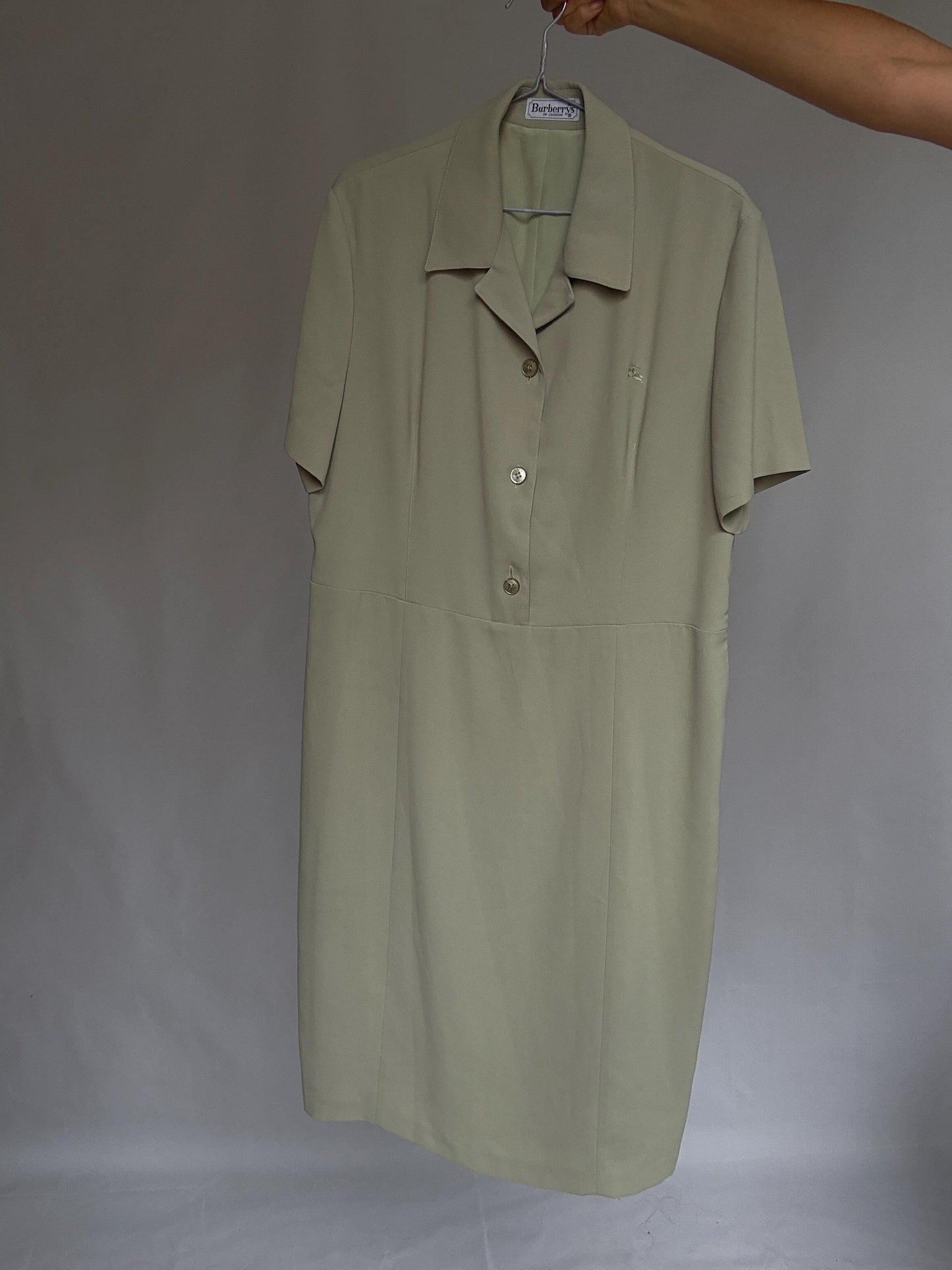 Vintage Burberrys short sleeve long dress – pale cream poly blend, structured collar, size XL US, side zipper, minimalist 90s office look
